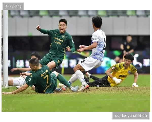青训前锋门前抢点垫射得分